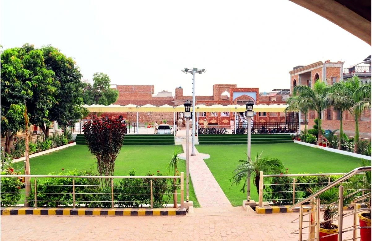Jamia Mahmoodia campus courtyard