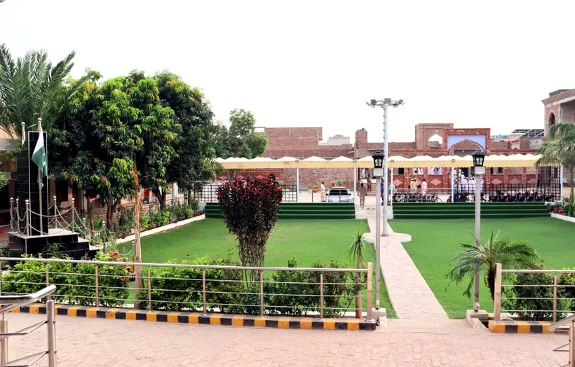 Campus & architecture · 05